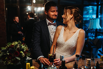 Brautpaar genießt einen intimen Moment in einer Bar, eindrucksvoll festgehalten in einem Hochzeitsvideo, das die Vielseitigkeit eines Hochzeitsvideografen aus Ingolstadt in der Region München zeigt.